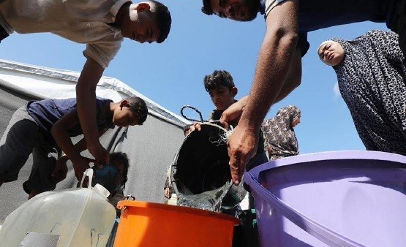 بلدية خان يونس تحذر من أزمة عطش حادة تهدد آلاف النازحين والمواطنين بسبب تعطل خزانات المياه ونقص قطع الغيار
