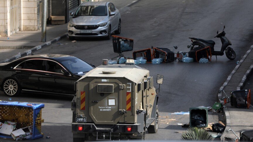 إسرائيلي يصيب فلسطينيا ويعقل 5 ويصادر ممتلكات بالضفة